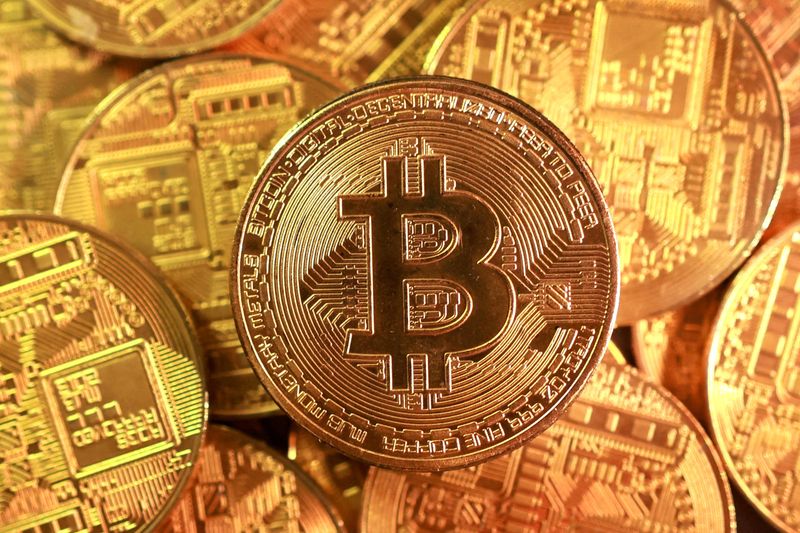 Bitcoin extends decline to $104,782 as Trump escalates US-China trade war